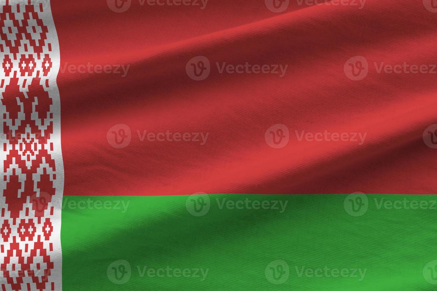 bandera de bielorrusia con grandes pliegues ondeando de cerca bajo la luz del estudio en el interior. los símbolos y colores oficiales en banner foto