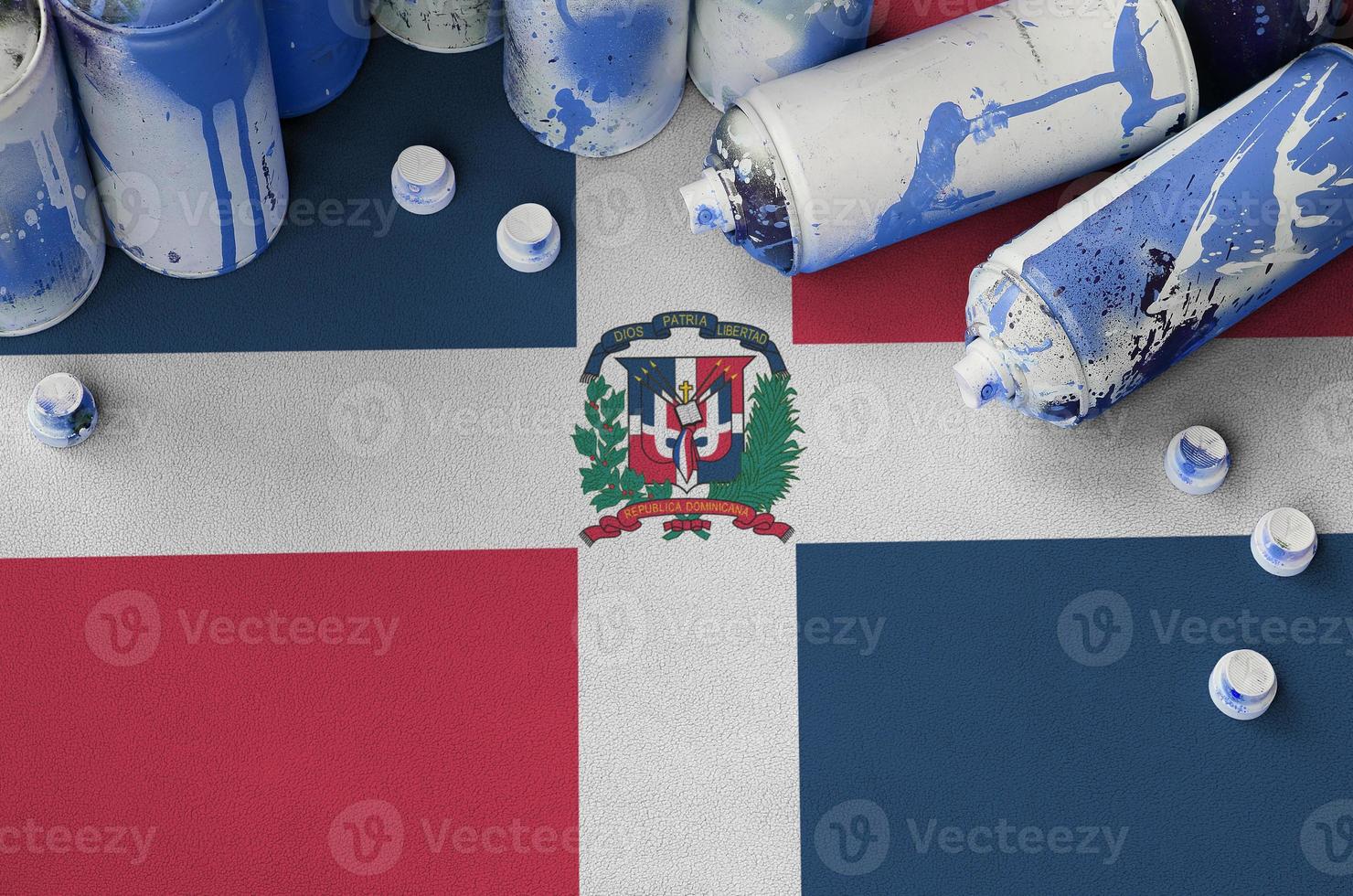 dominicano república bandera y pocos usado aerosol rociar latas para pintada cuadro. calle Arte cultura concepto foto