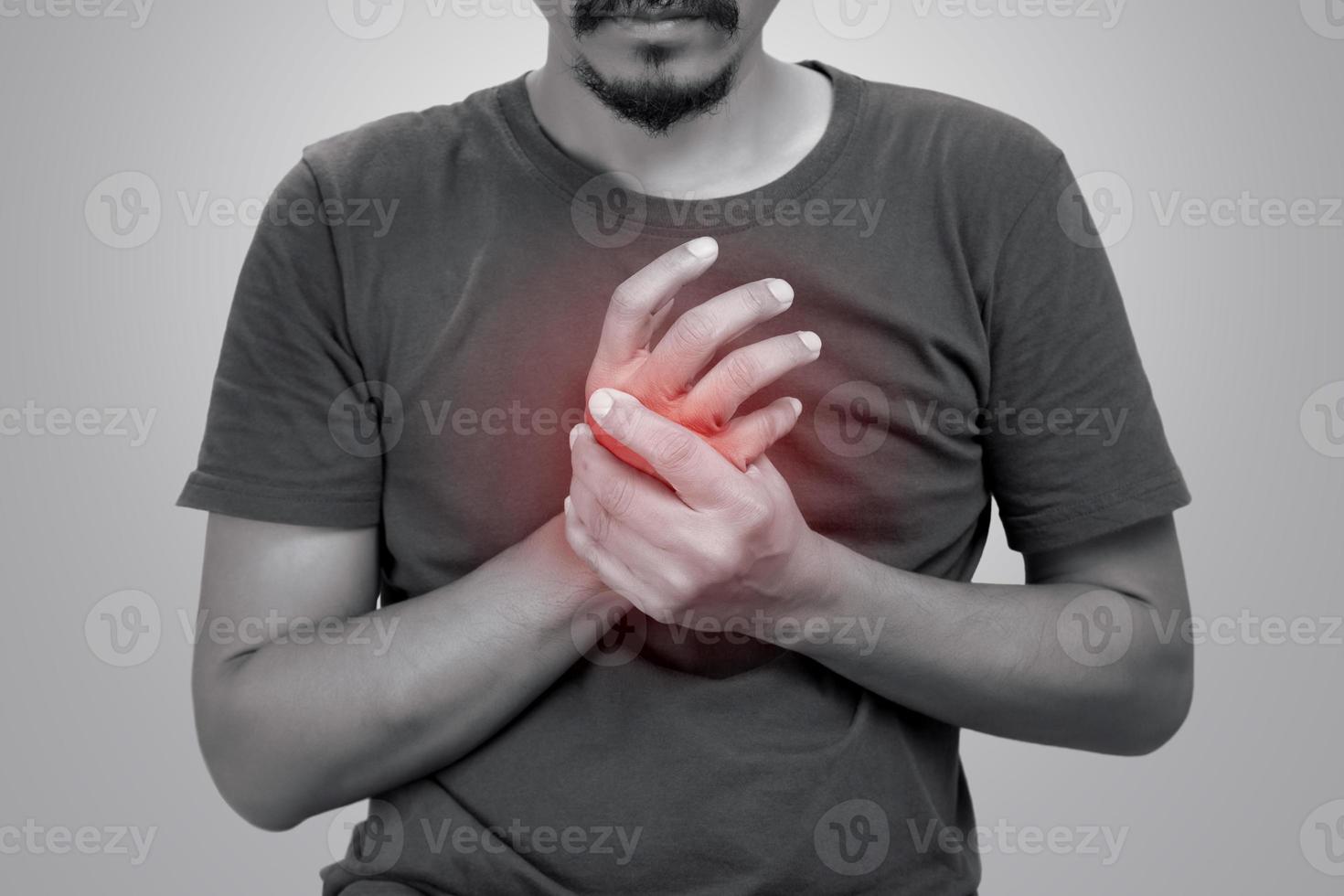 un hombre dolor palma mano síntomas porque artritis. foto