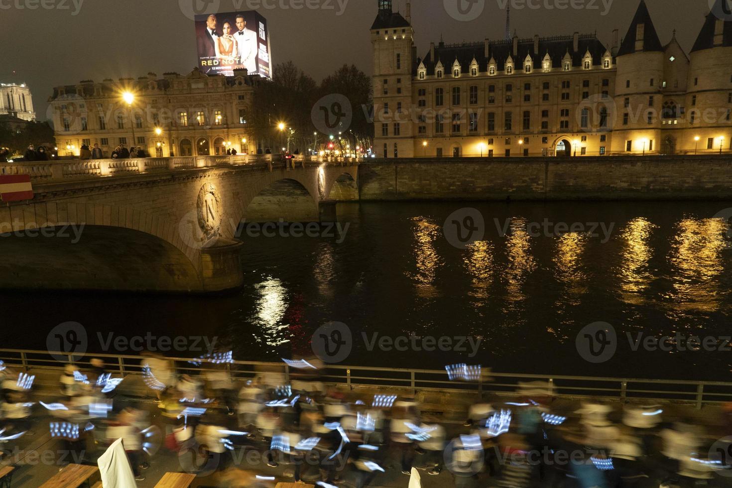 París, Francia - 20 de noviembre de 2021 - muchas personas marchando contra la violencia femenina foto