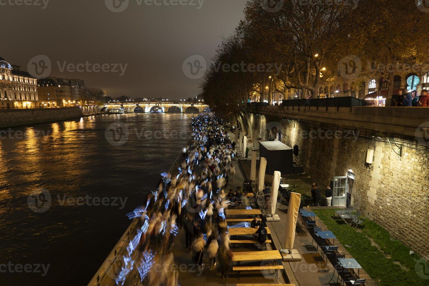 París, Francia - 20 de noviembre de 2021 - muchas personas marchando contra la violencia femenina foto