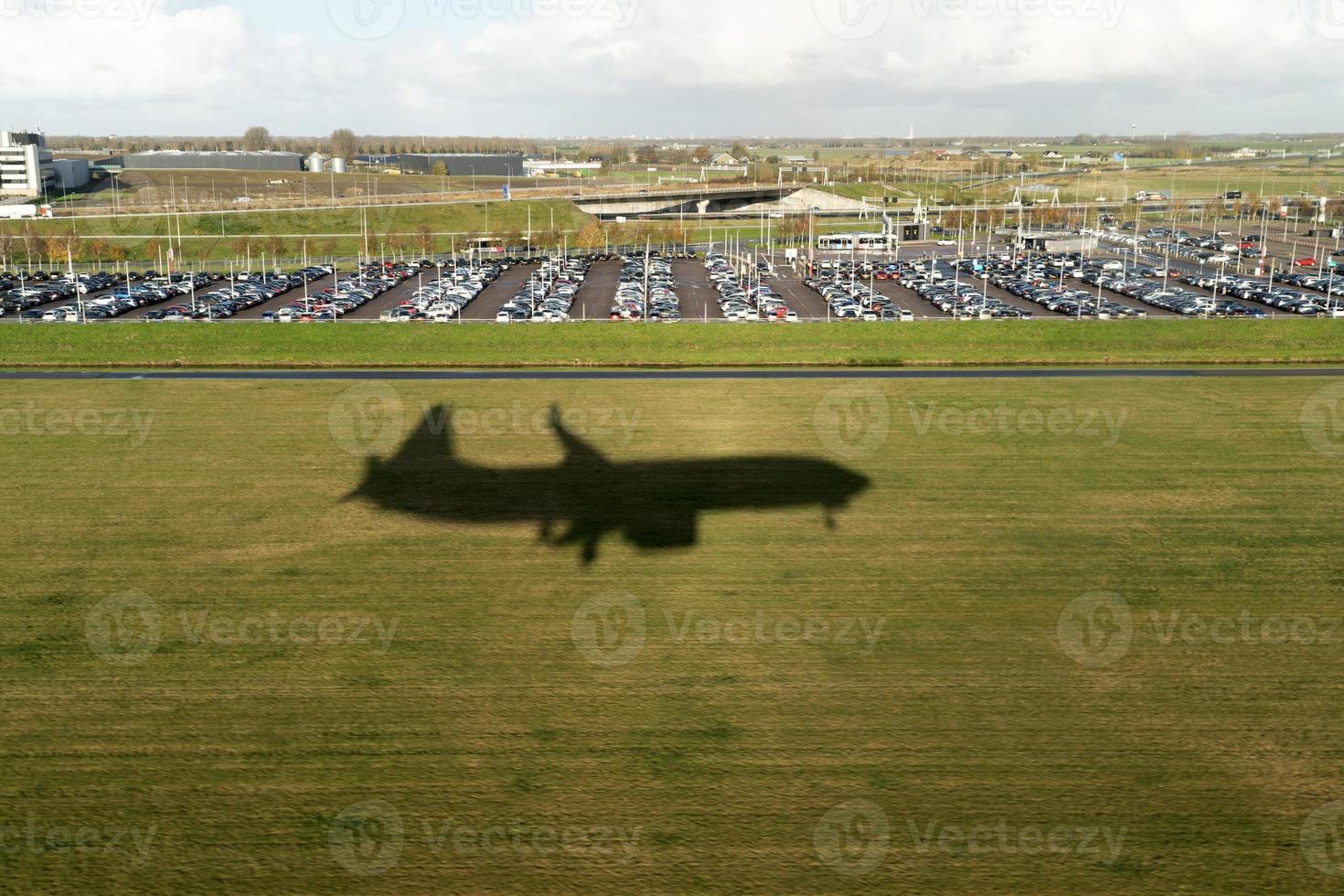 airplane silhouette while landing photo