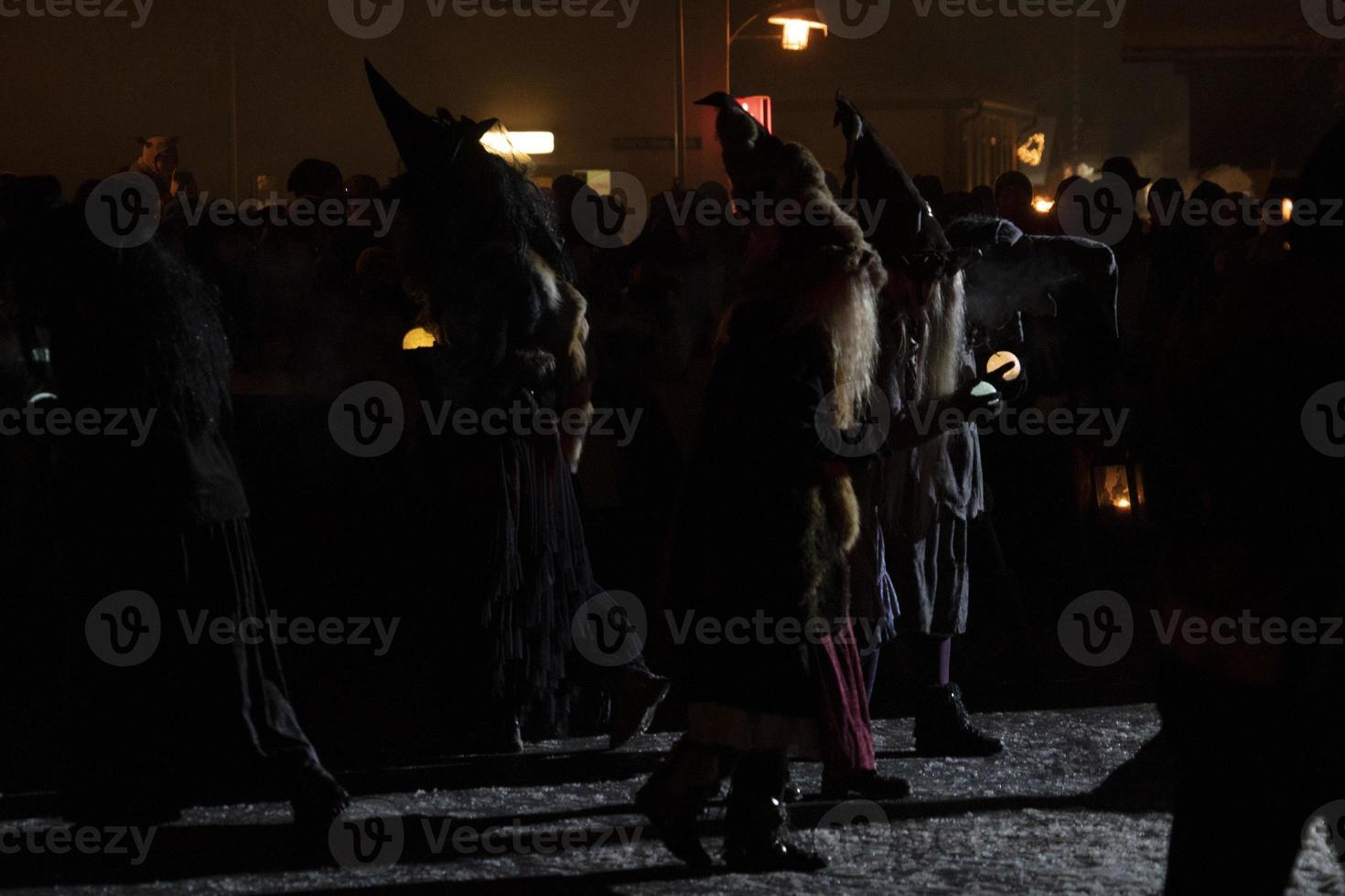 neuschoenau, alemania - 5 de enero de 2019 - celebración de la noche de lousnacht con el espíritu del bosque waldgeister en el pueblo de baviera foto