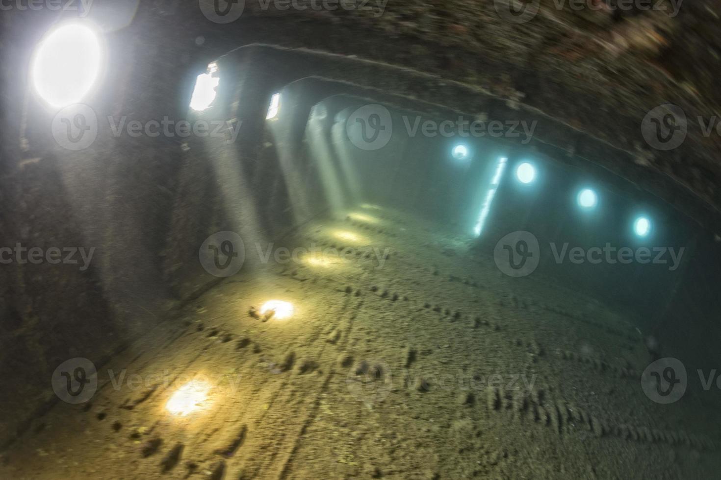 dentro del naufragio de umbría en el mar rojo foto