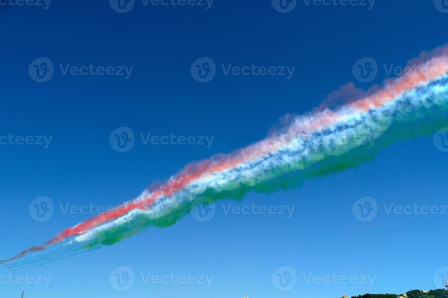 fresco tricolores Italia acrobático vuelo equipo italiano bandera rojo blanco y verde fumar foto