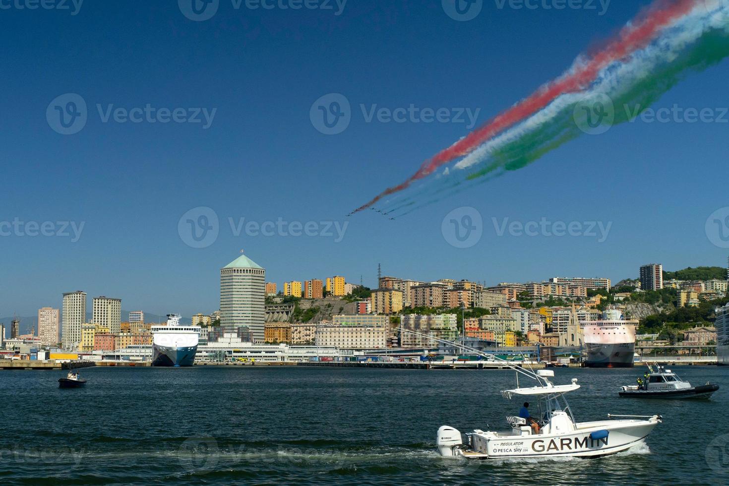 génova, italia - 26 de mayo de 2020 - frecce tricolori italia equipo de vuelo acrobático sobre el faro de génova foto