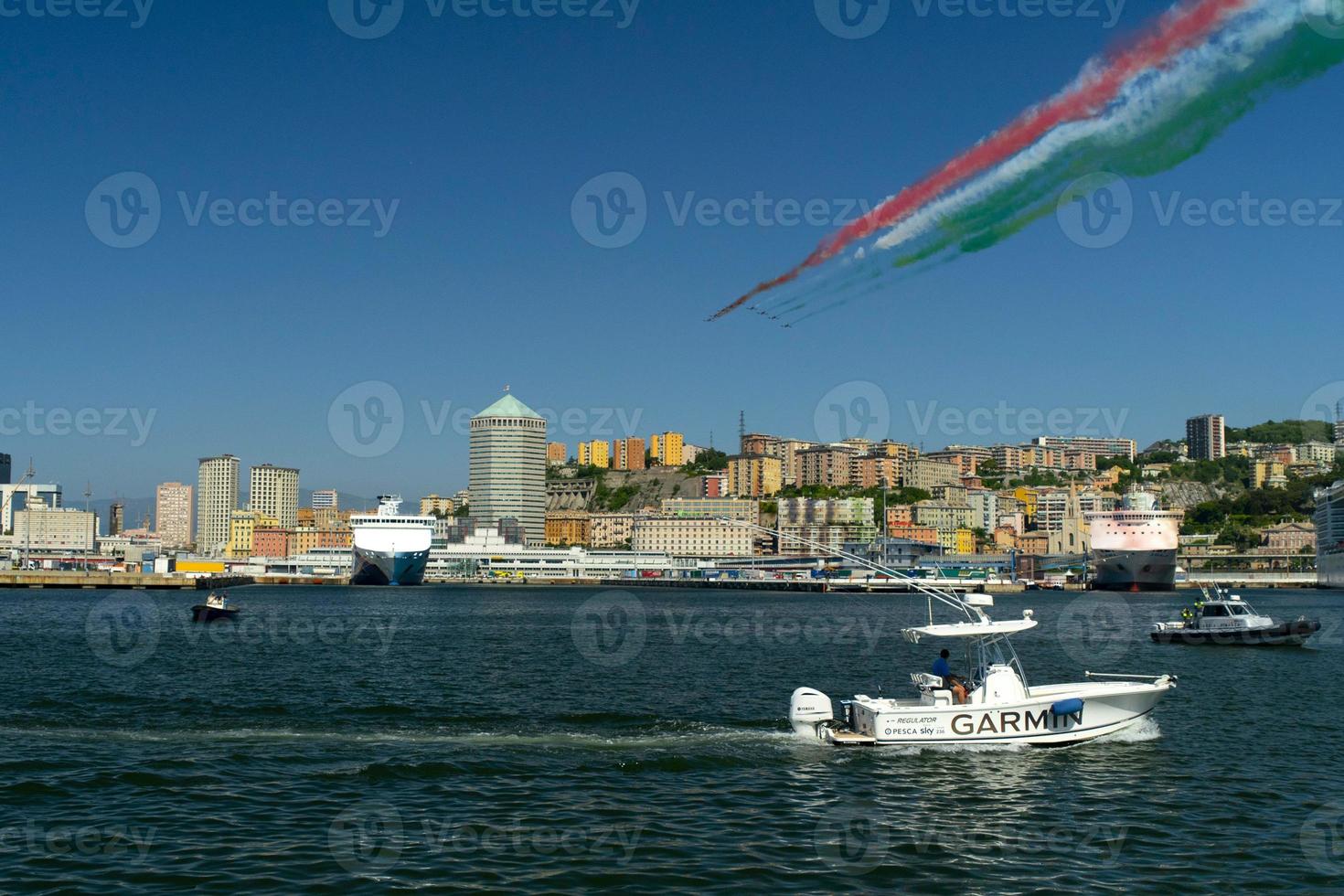 génova, italia - 26 de mayo de 2020 - frecce tricolori italia equipo de vuelo acrobático sobre el faro de génova foto