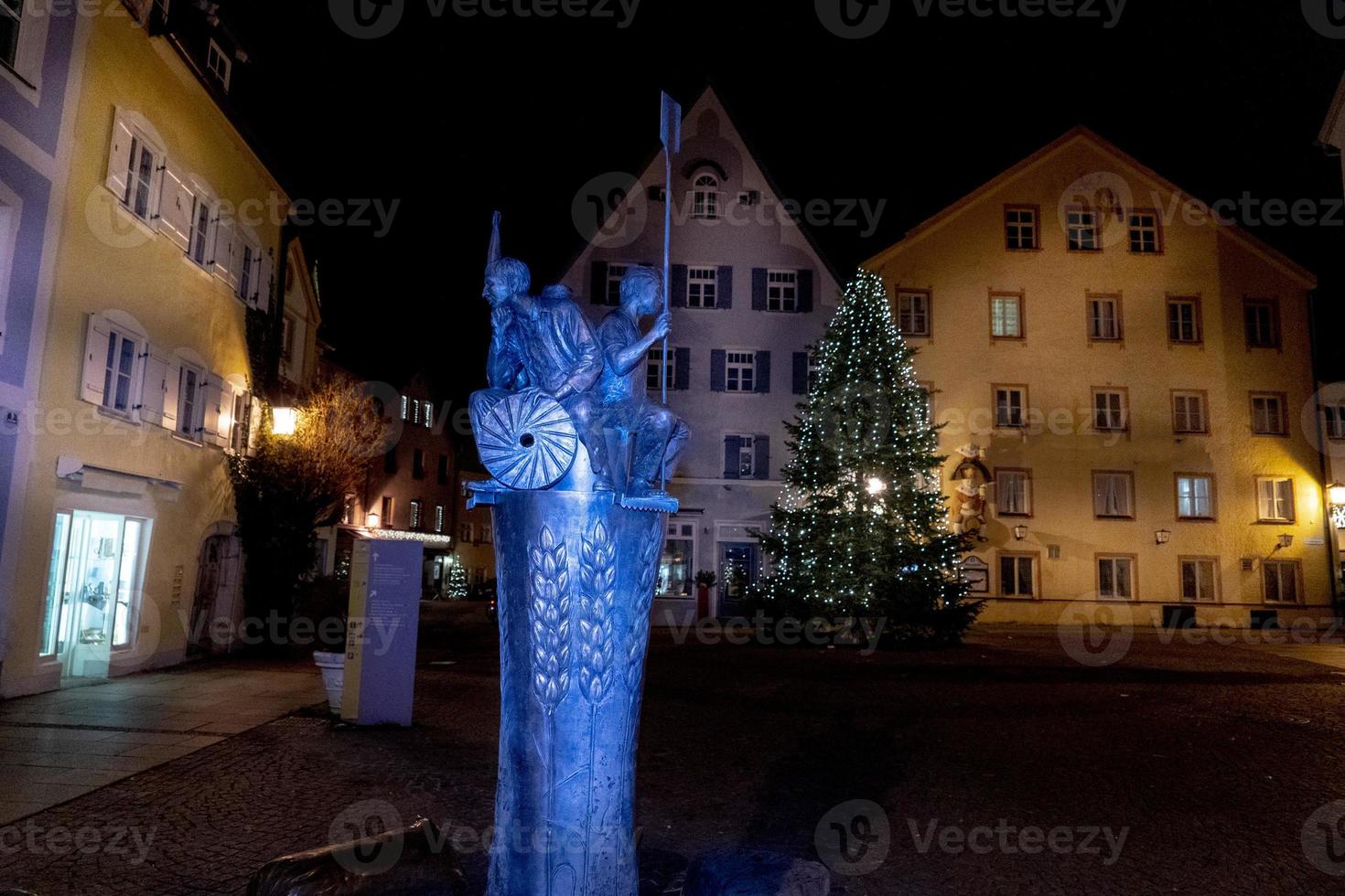 fussen alemania ciudad medieval bávara vista nocturna en diciembre foto