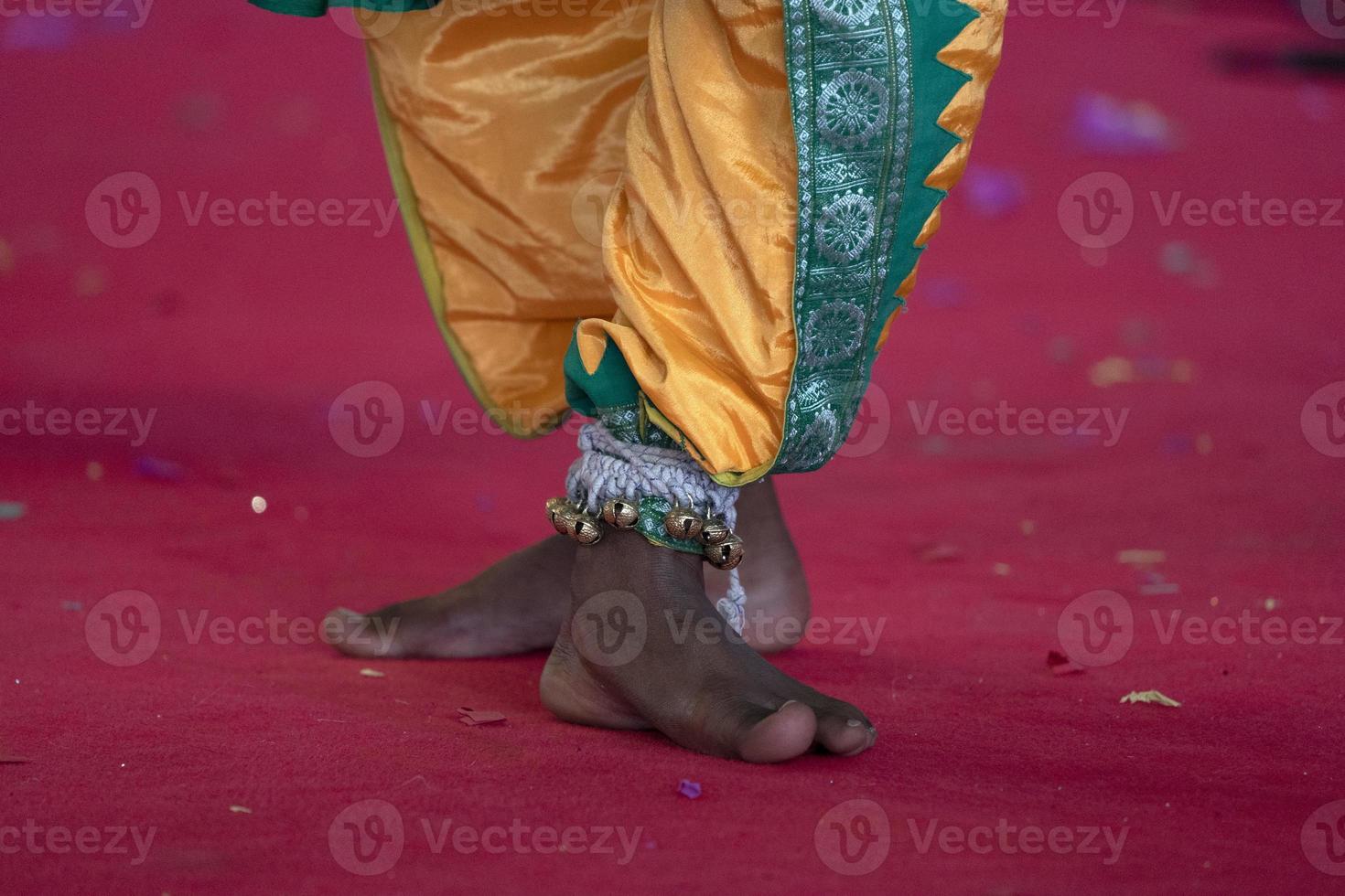 detalle de pie de danza tradicional india foto