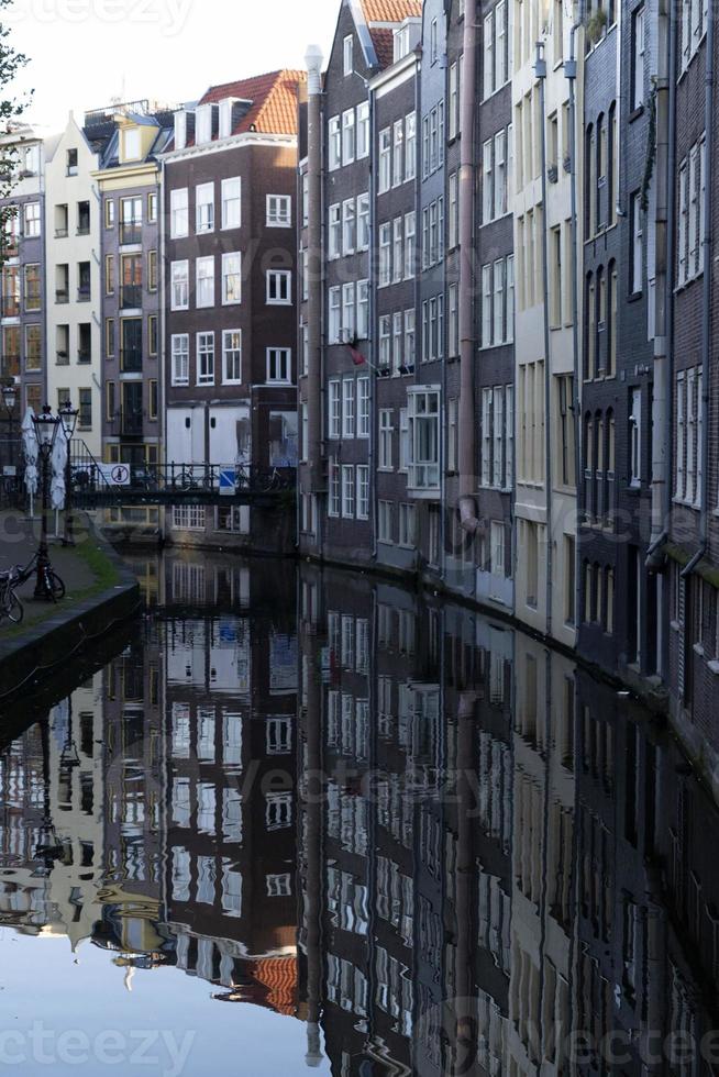 Amsterdam canal ver vertical a amanecer foto