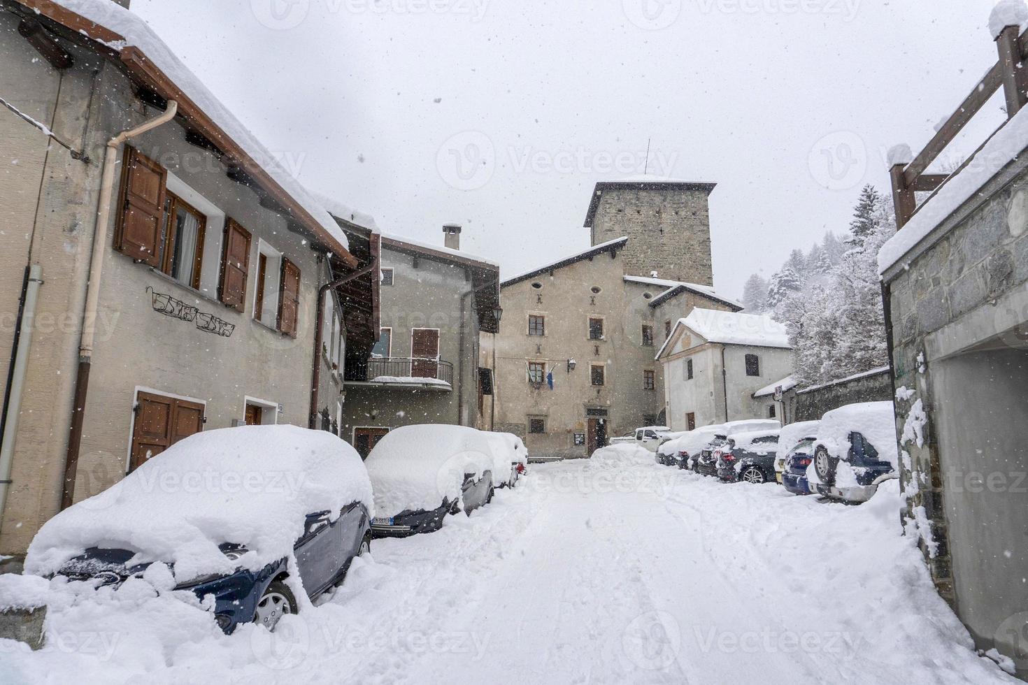 pueblo medieval de bormio valtellina italia bajo la nieve en invierno foto