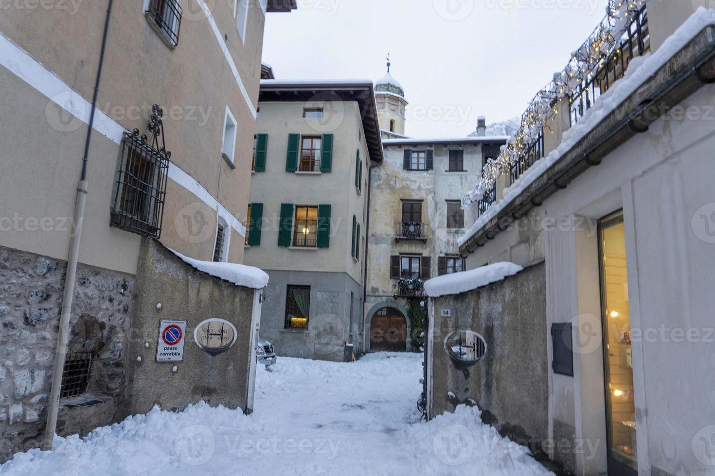 pueblo medieval de bormio valtellina italia bajo la nieve en invierno foto