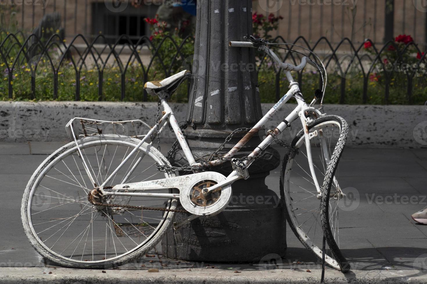 rueda rota bicicleta abandonada foto