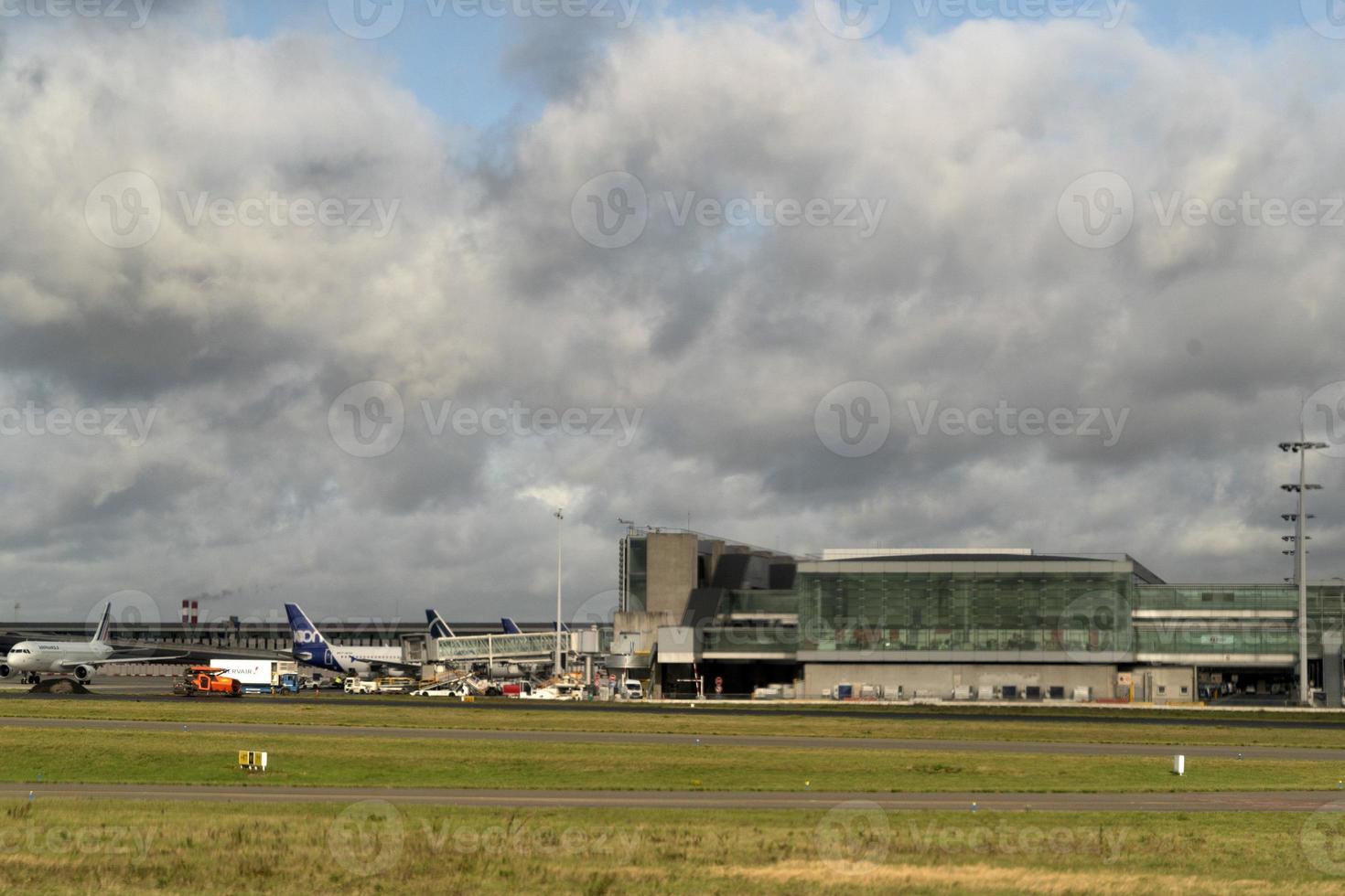 París, Francia - 7 de noviembre de 2019 - Aeropuerto de París CDG aterrizando y cargando carga y pasajeros foto