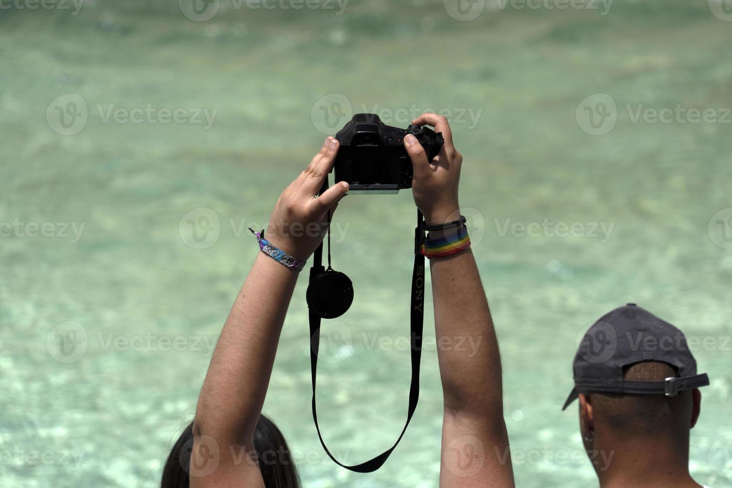 turista tomando selfie en fontana di trevi fontana roma foto