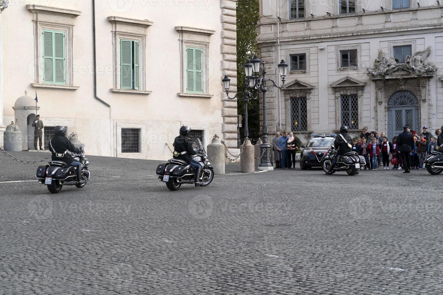 Roma, Italia. 22 de noviembre de 2019 - el presidente sergio mattarella llega al edificio quirinale foto