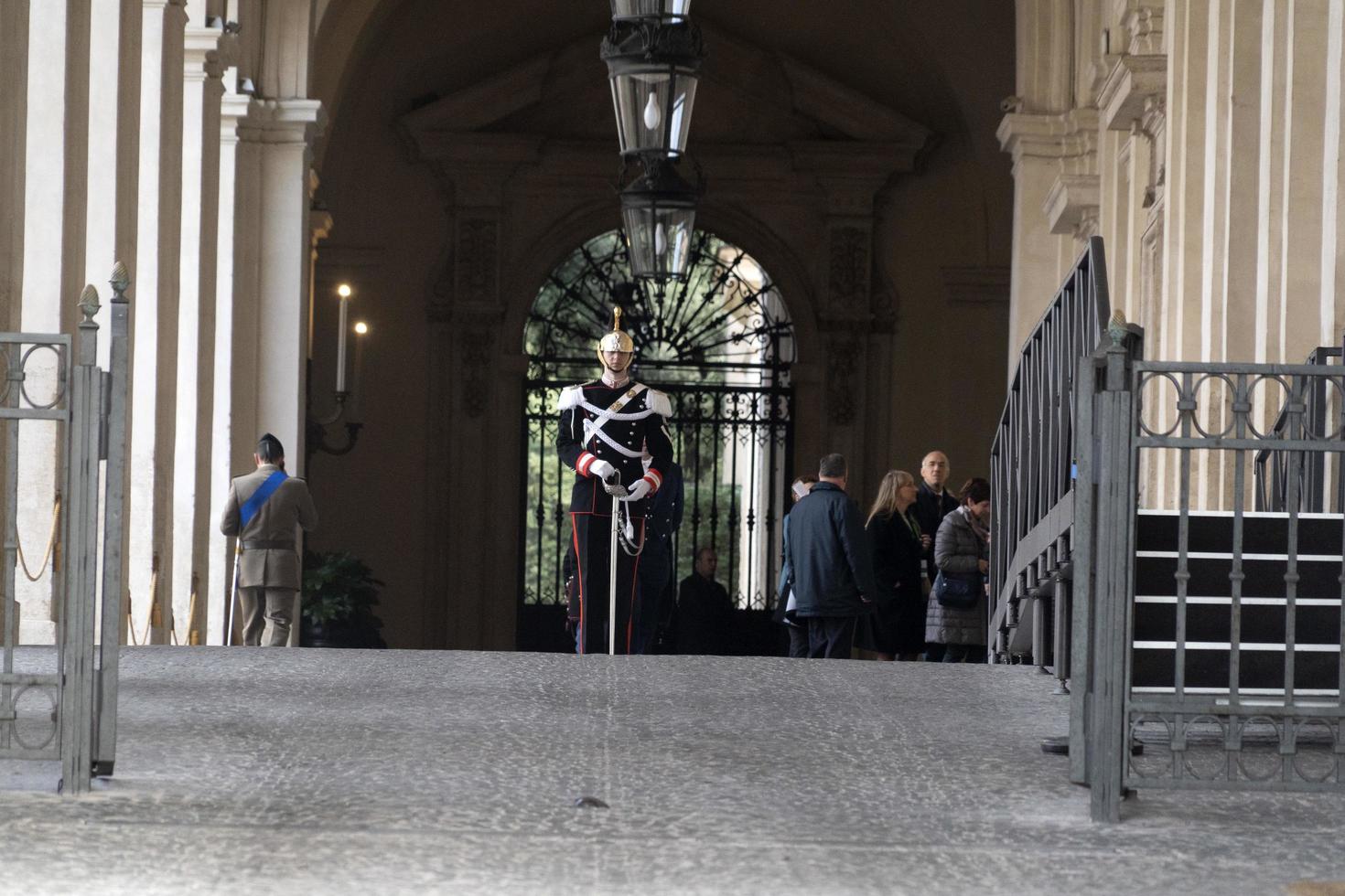 Roma, Italia. 22 de noviembre de 2019 - el presidente sergio mattarella llega al edificio quirinale foto