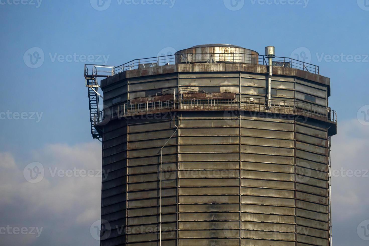 antiguo gas tanque silo metal edificio foto