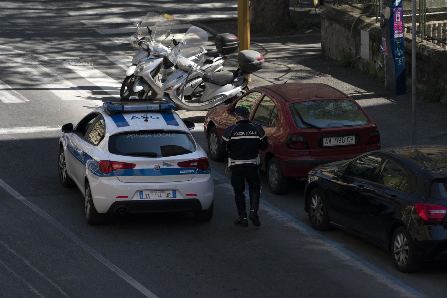 génova, italia - 9 de abril de 2020 - control de la policía local durante la cuarentena del coronavirus foto