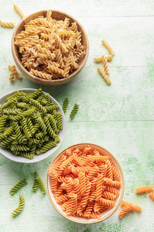 una variedad de pasta fusilli de diferentes tipos de legumbres. pastas sin gluten. foto