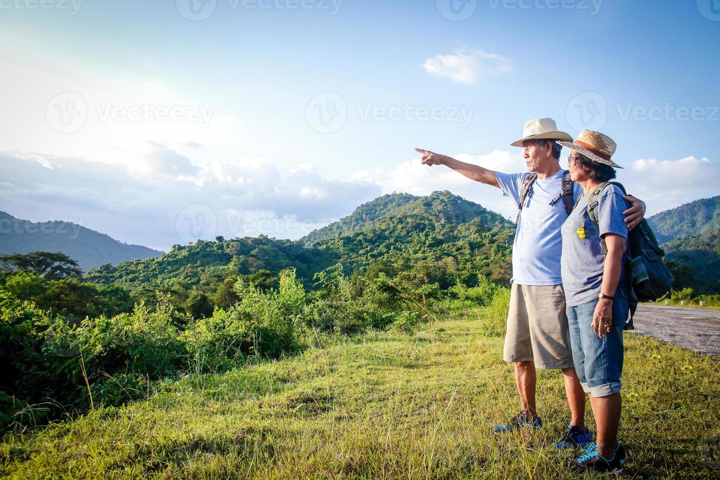 pareja asiática mayor haciendo senderismo, viajando, viviendo una vida feliz en la jubilación saludable, puede ver la naturaleza fresca. el concepto de turismo de salud para las personas mayores. con espacio de copia. foto