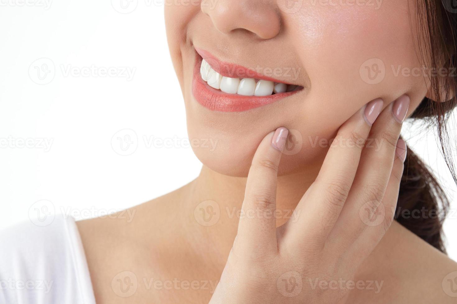 asiático mujer tener hermosa sonrisas, sano dientes, fuerte y limpiar blanco. ella es vistiendo un blanco camisa, blanco antecedentes. dental cuidado conceptos foto