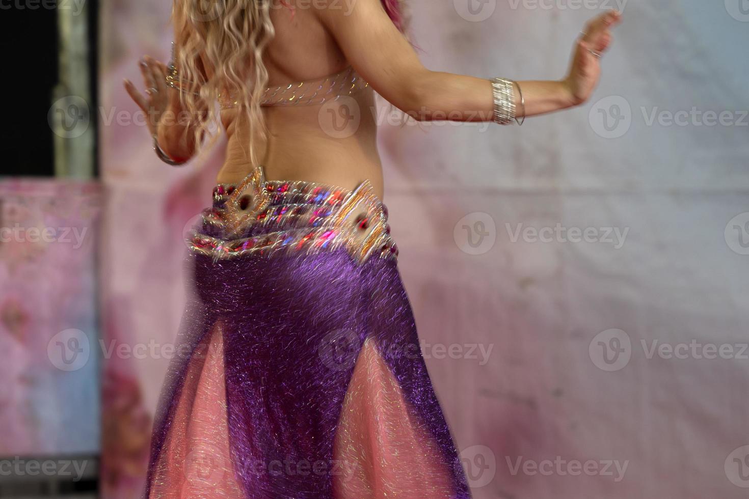 movimiento hermoso de la bailarina oriental del vientre foto