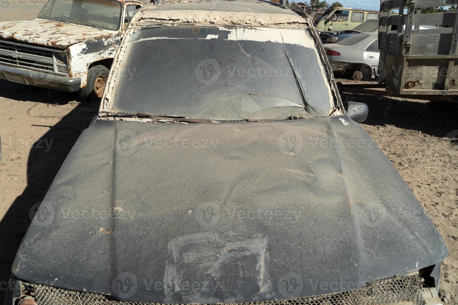 viejo coche abandonado en depósito de chatarra en baja california sur mexico foto