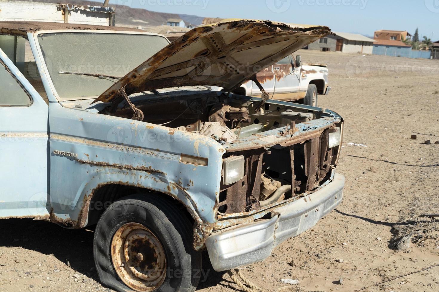 viejo coche abandonado en depósito de chatarra en baja california sur mexico foto