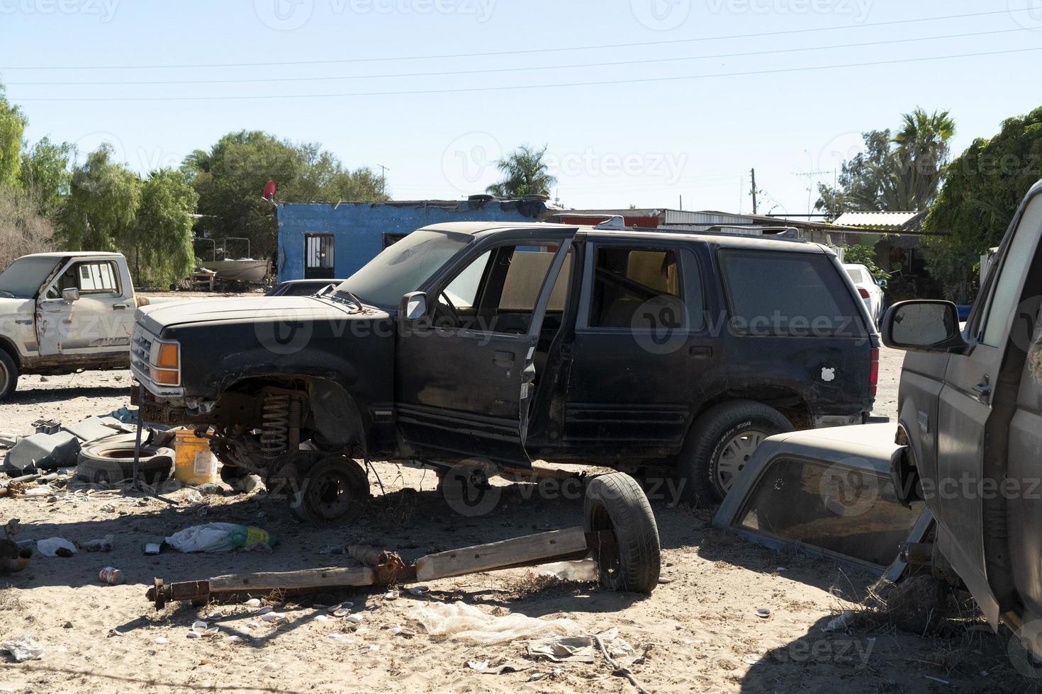 viejo coche abandonado en depósito de chatarra en baja california sur mexico foto