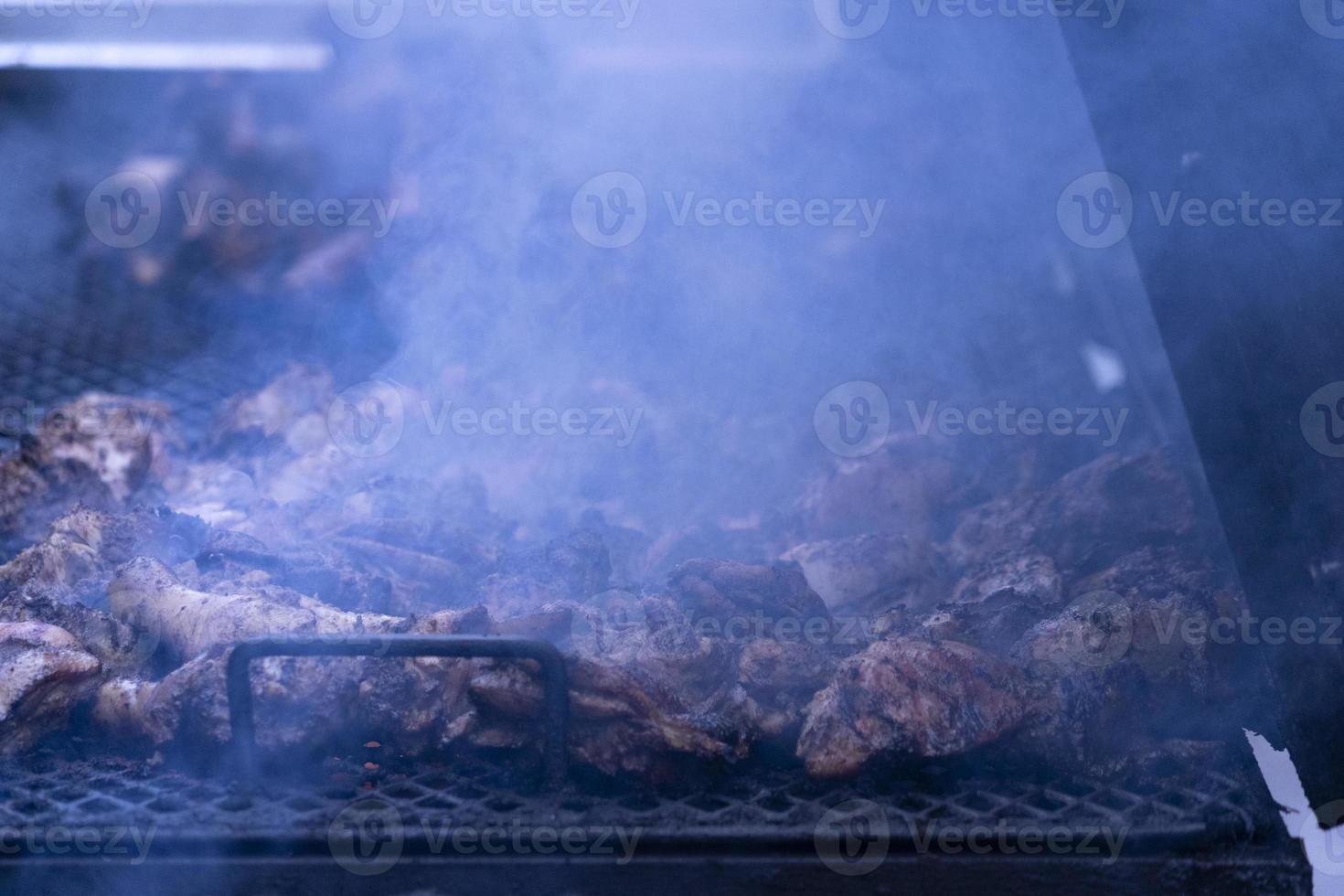 muchos pollos a la parrilla barbacoa foto