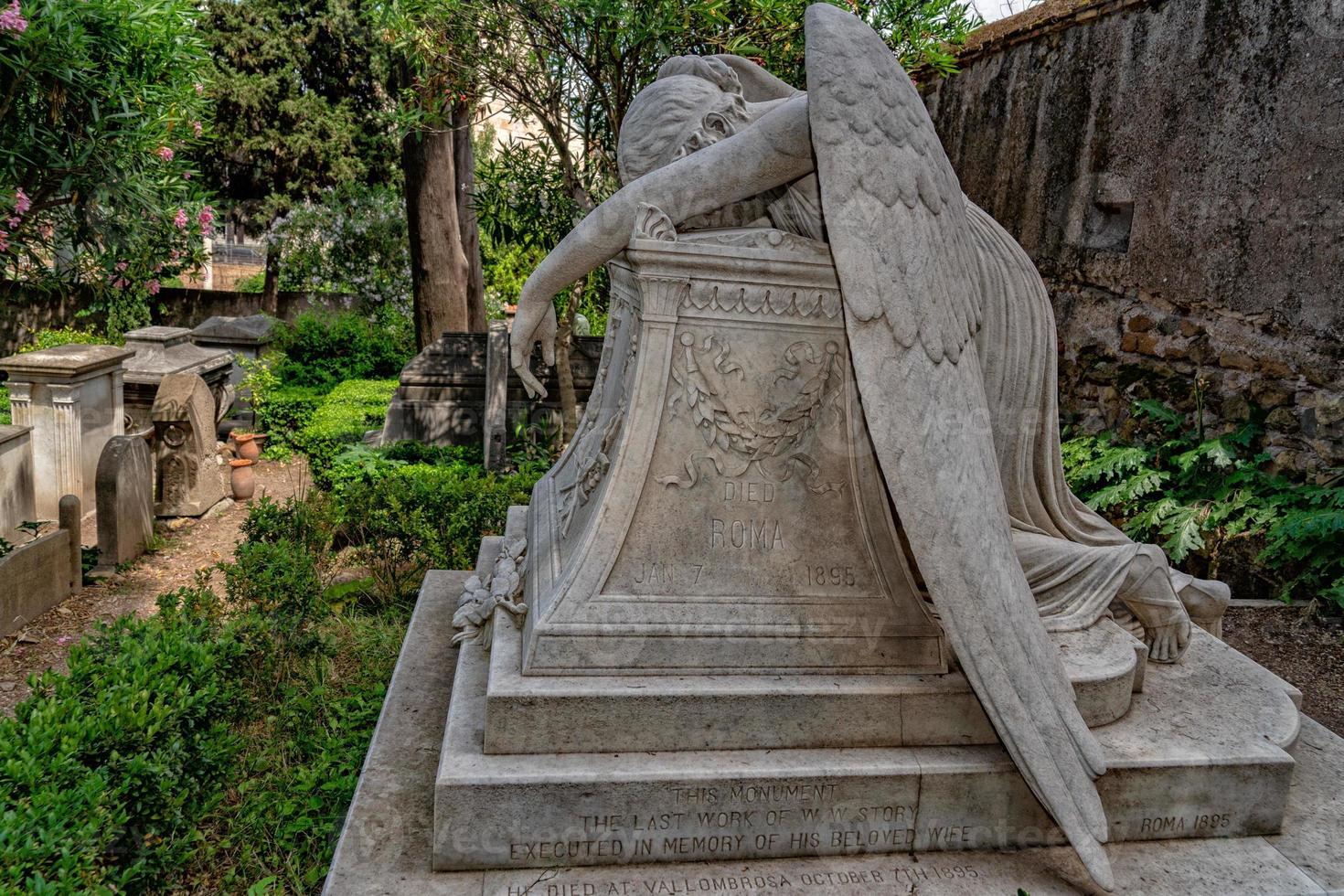 caído ángel tumba tumba en Roma acatólico cementerio foto