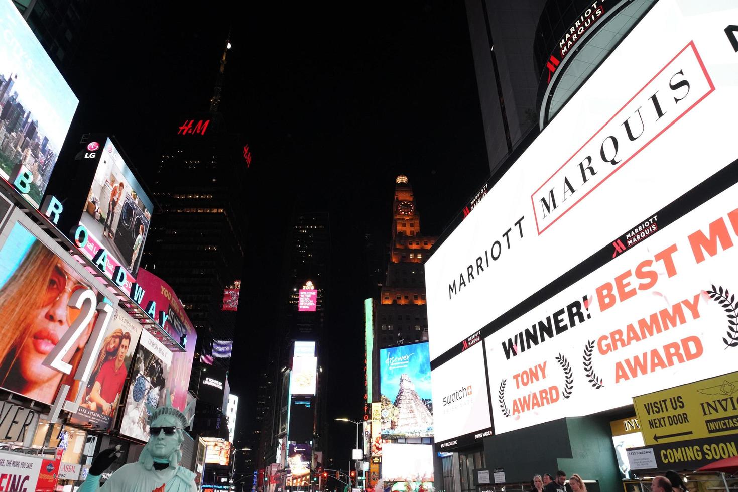 Nueva York, Estados Unidos - 25 de mayo de 2018 - Times Square lleno de gente foto