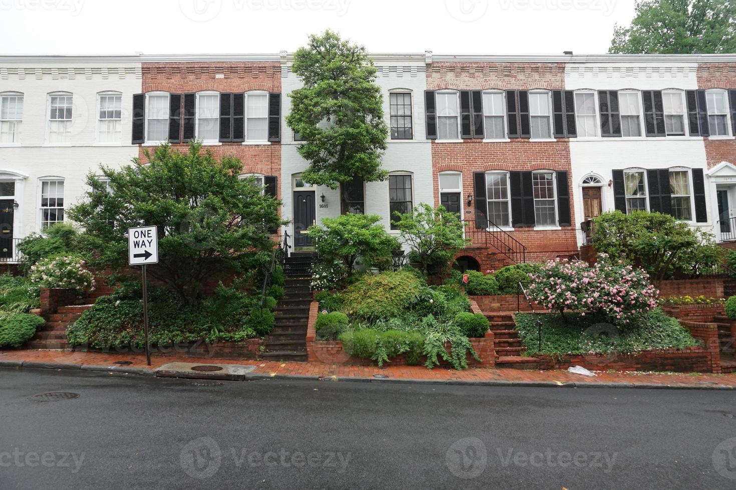 georgetown dc washington casas bajo la lluvia foto