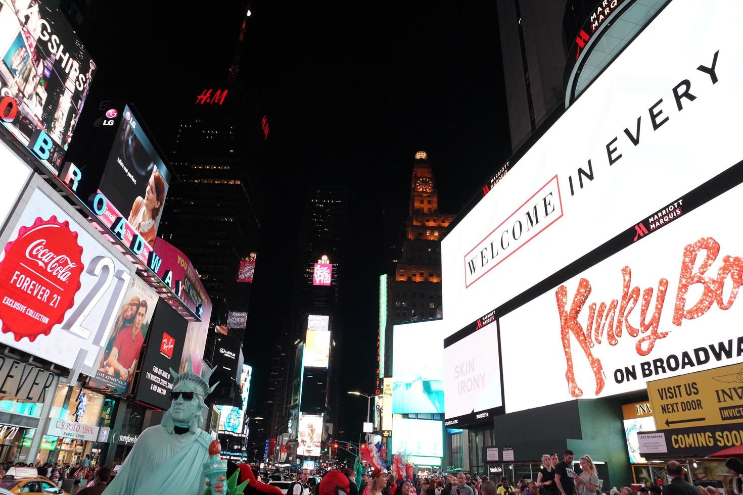 Nueva York, Estados Unidos - 25 de mayo de 2018 - Times Square lleno de gente foto
