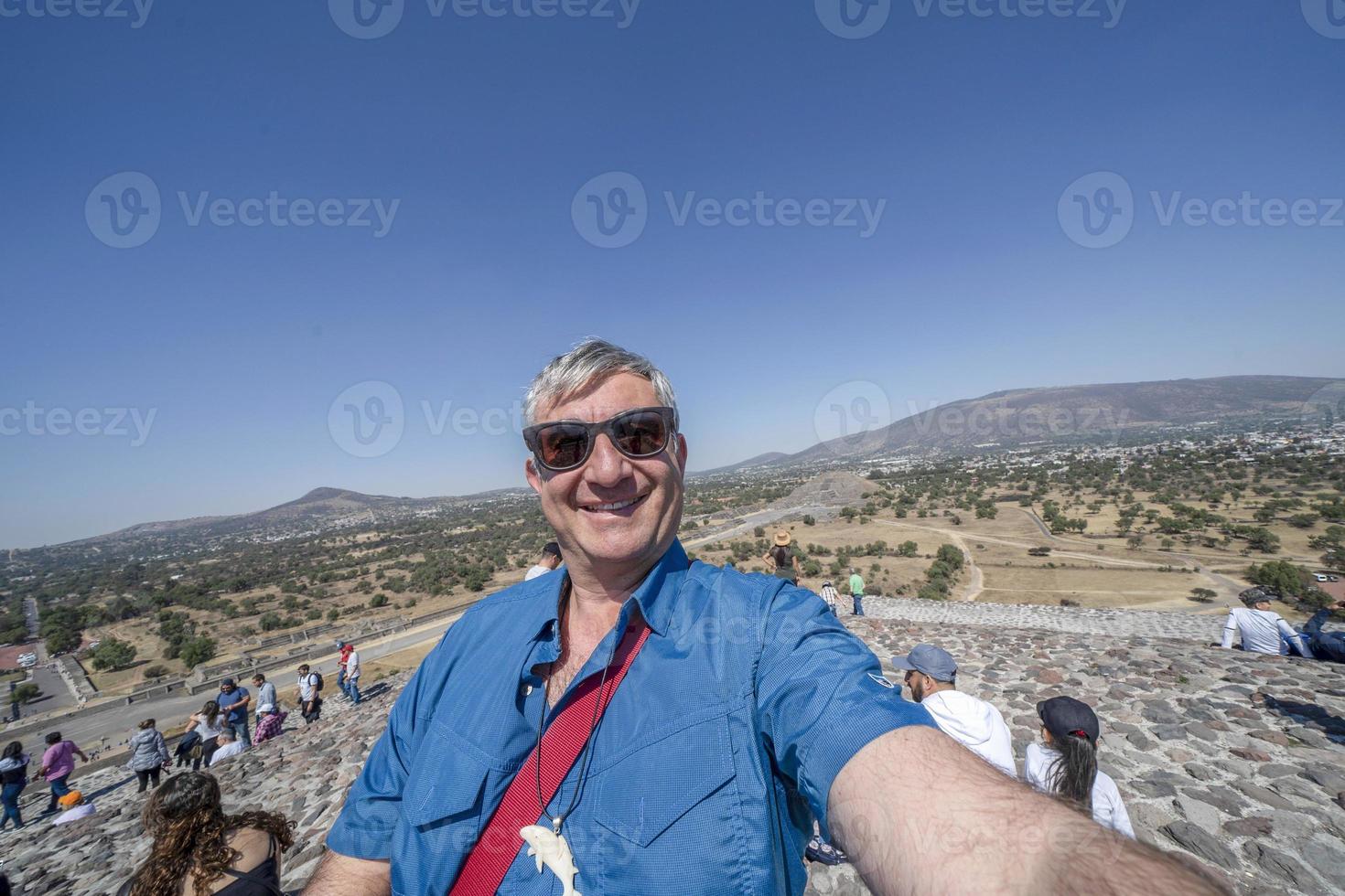 turista en la pirámide de teotihuacan méxico foto