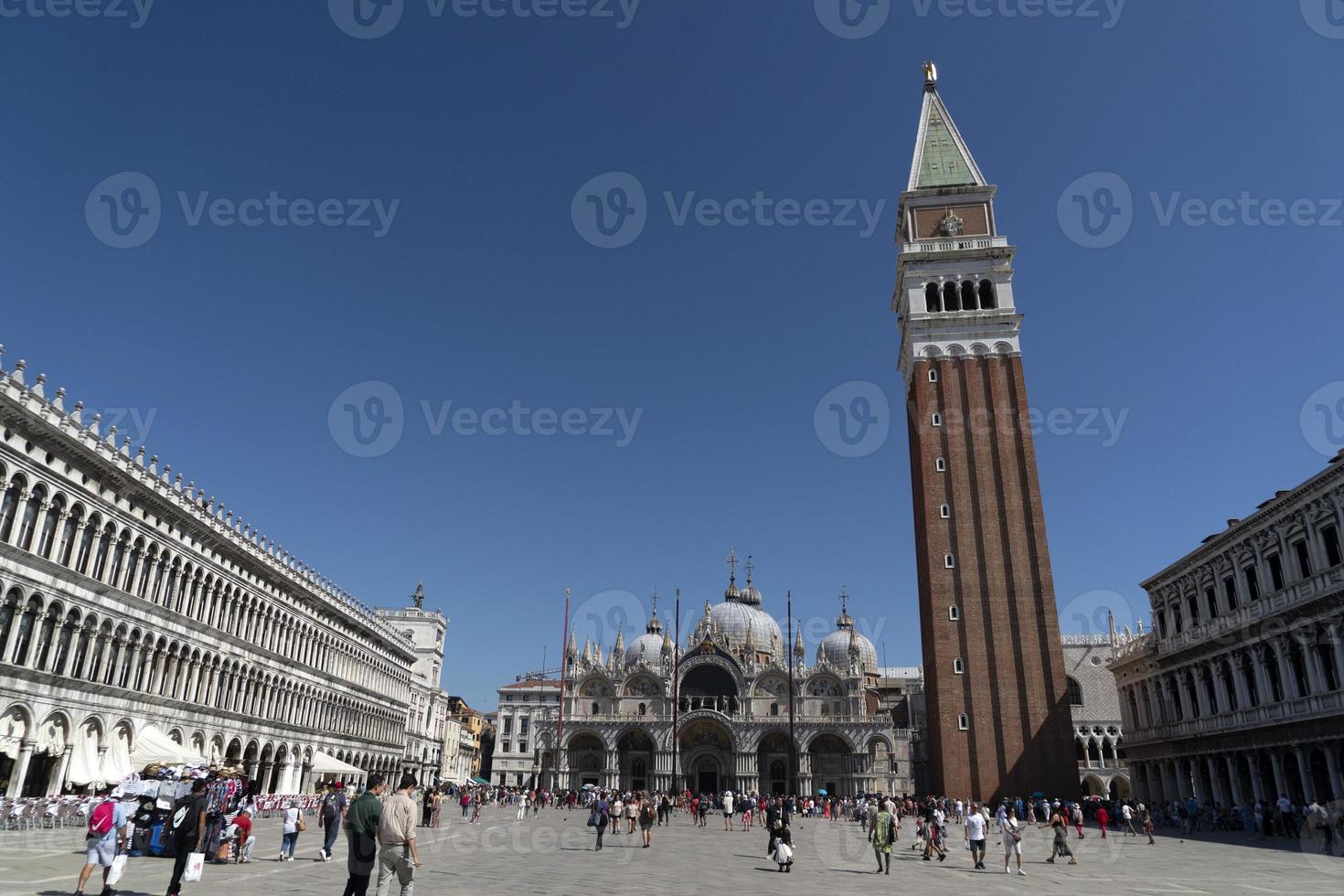 venecia, italia - 15 de septiembre de 2019 - lugar de san marco lleno de turistas foto