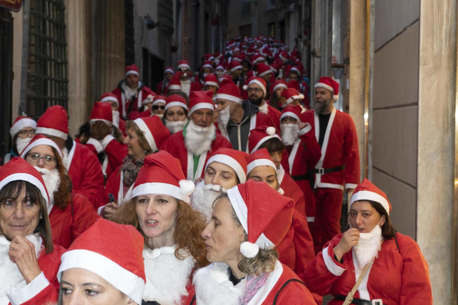 génova, italia - 22 de diciembre de 2019 - paseo tradicional de santa claus foto