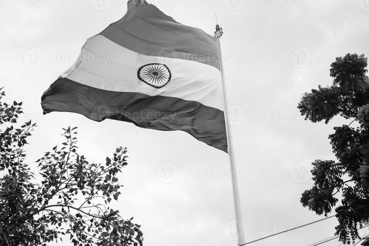 bandera india ondeando alto en connaught place con orgullo en el cielo azul, bandera india ondeando, bandera india el día de la independencia y el día de la república de la india, tiro inclinado, ondeando la bandera india, har ghar tiranga foto