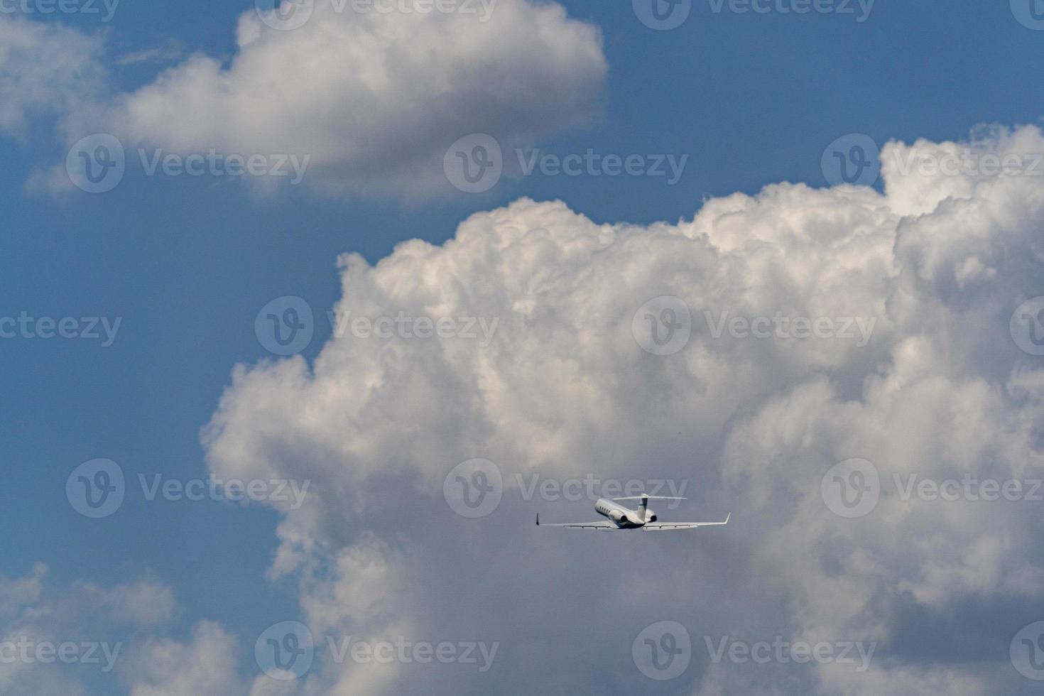 avión después tomando apagado en el nubes foto