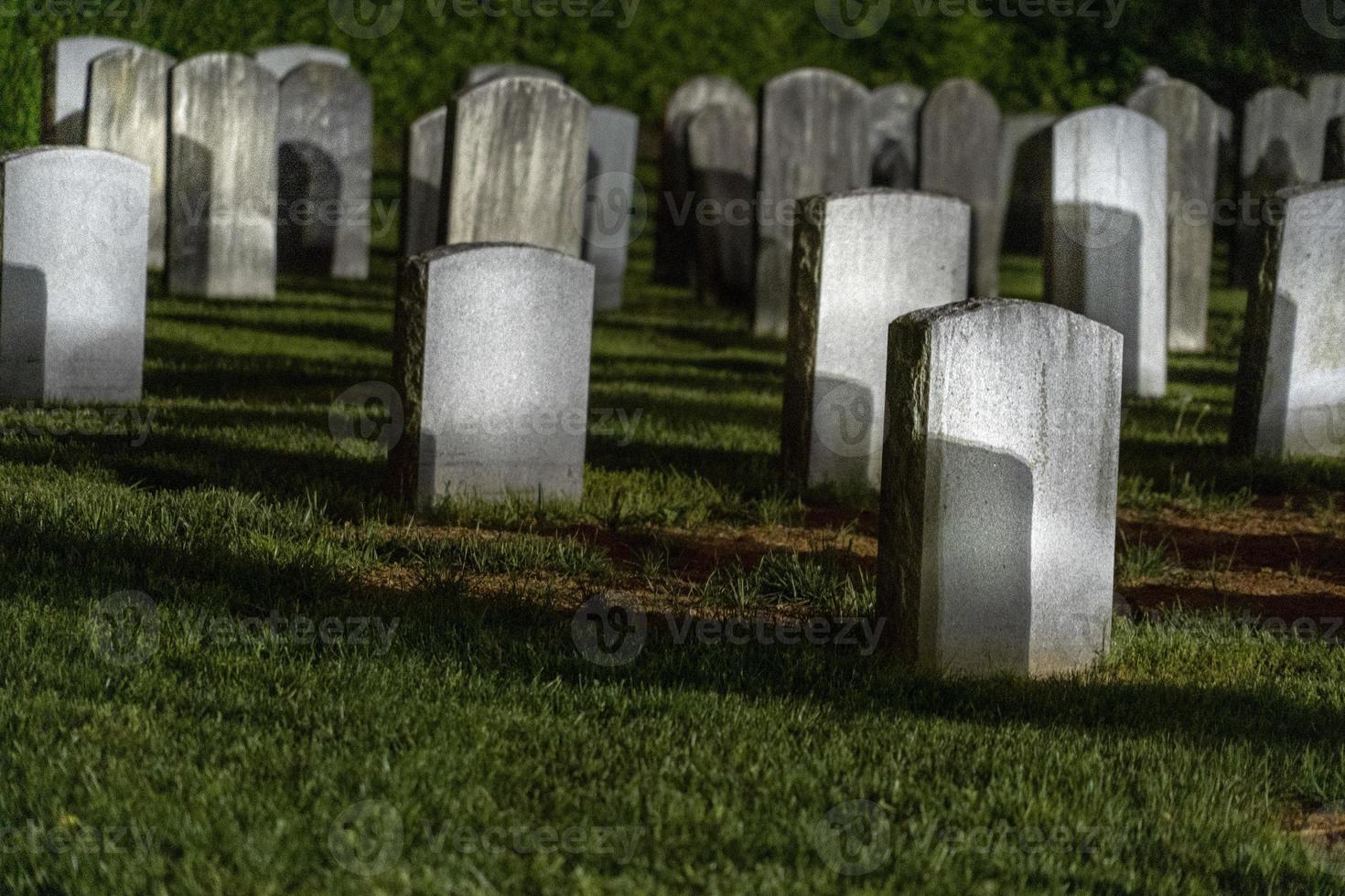 escalofriante antiguo Estados Unidos cementerio tumba yarda a noche foto