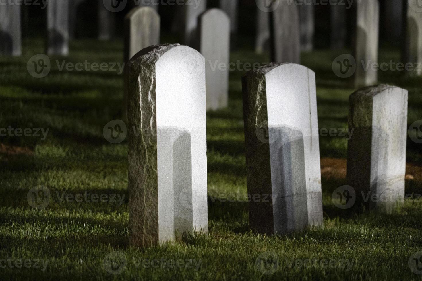 escalofriante antiguo Estados Unidos cementerio tumba yarda a noche foto