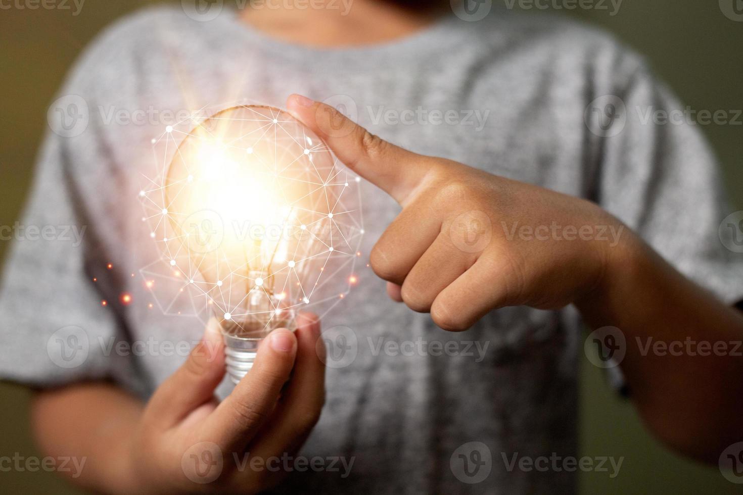 innovación. manos sosteniendo una bombilla para el concepto de nueva idea con innovación e inspiración, tecnología innovadora en el concepto de ciencia y comunicación, foto