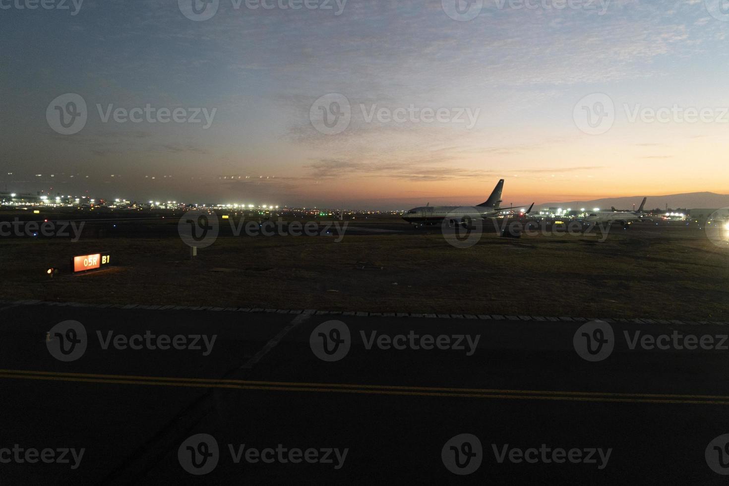 mexico ciudad aeropuerto operaciones a amanecer foto