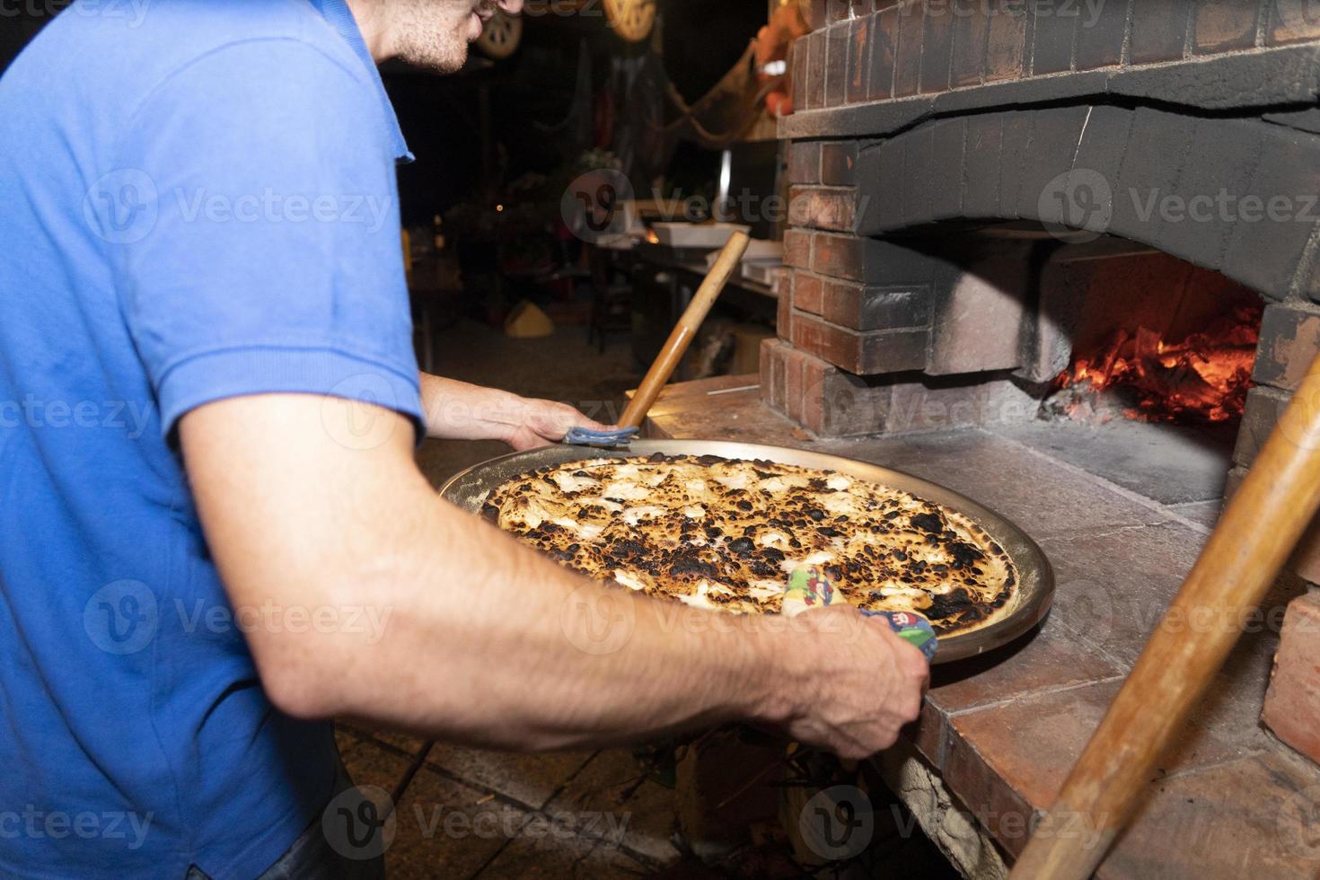 Recco focaccia queso italiano plano un pan madera horno horneado tradicional plato foto