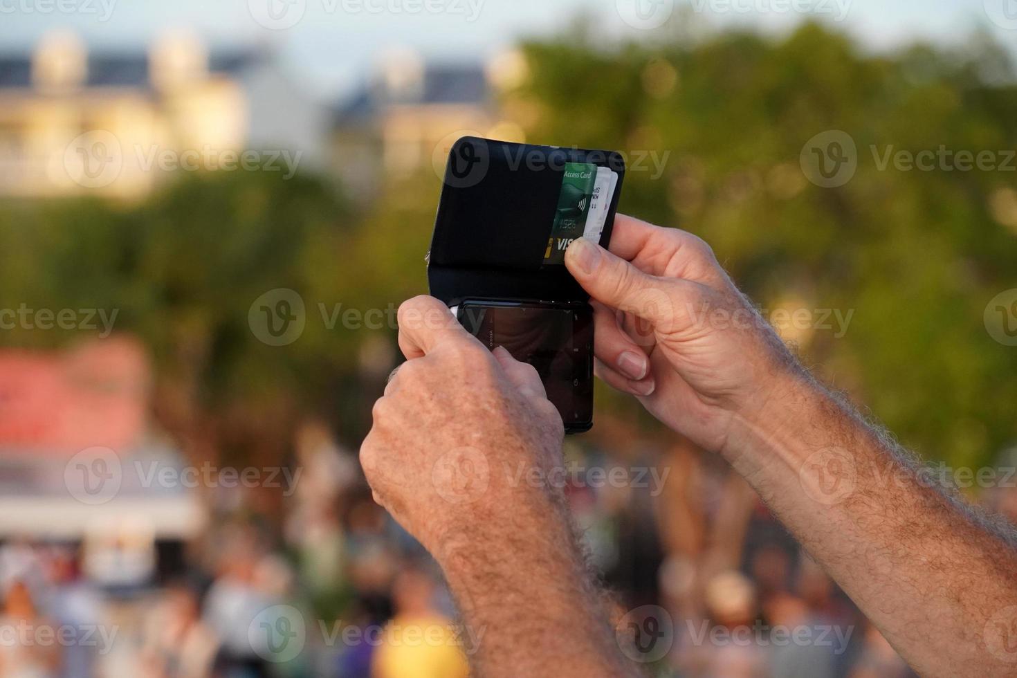 manos tomando selfie con smartphone al atardecer en Key West foto