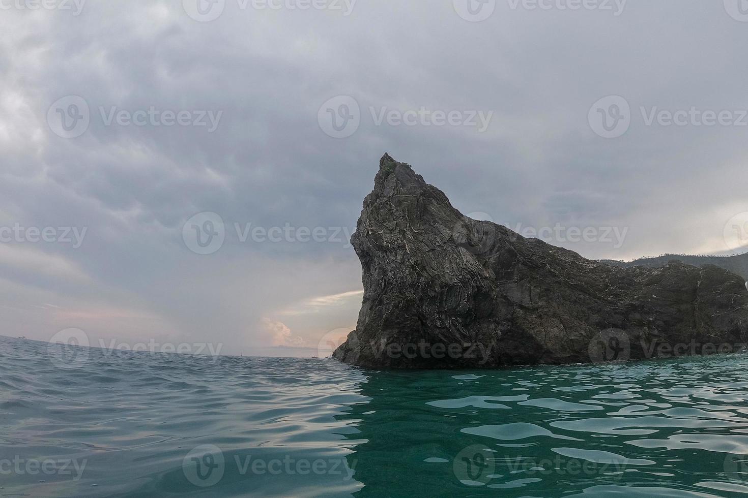 monterosso cinque terre panorama rock a puesta de sol desde el mar foto
