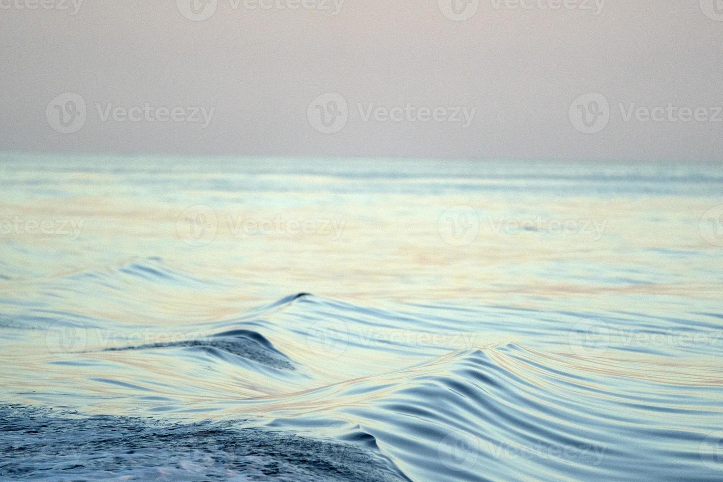 fondo de terciopelo de olas de mar océano al atardecer foto