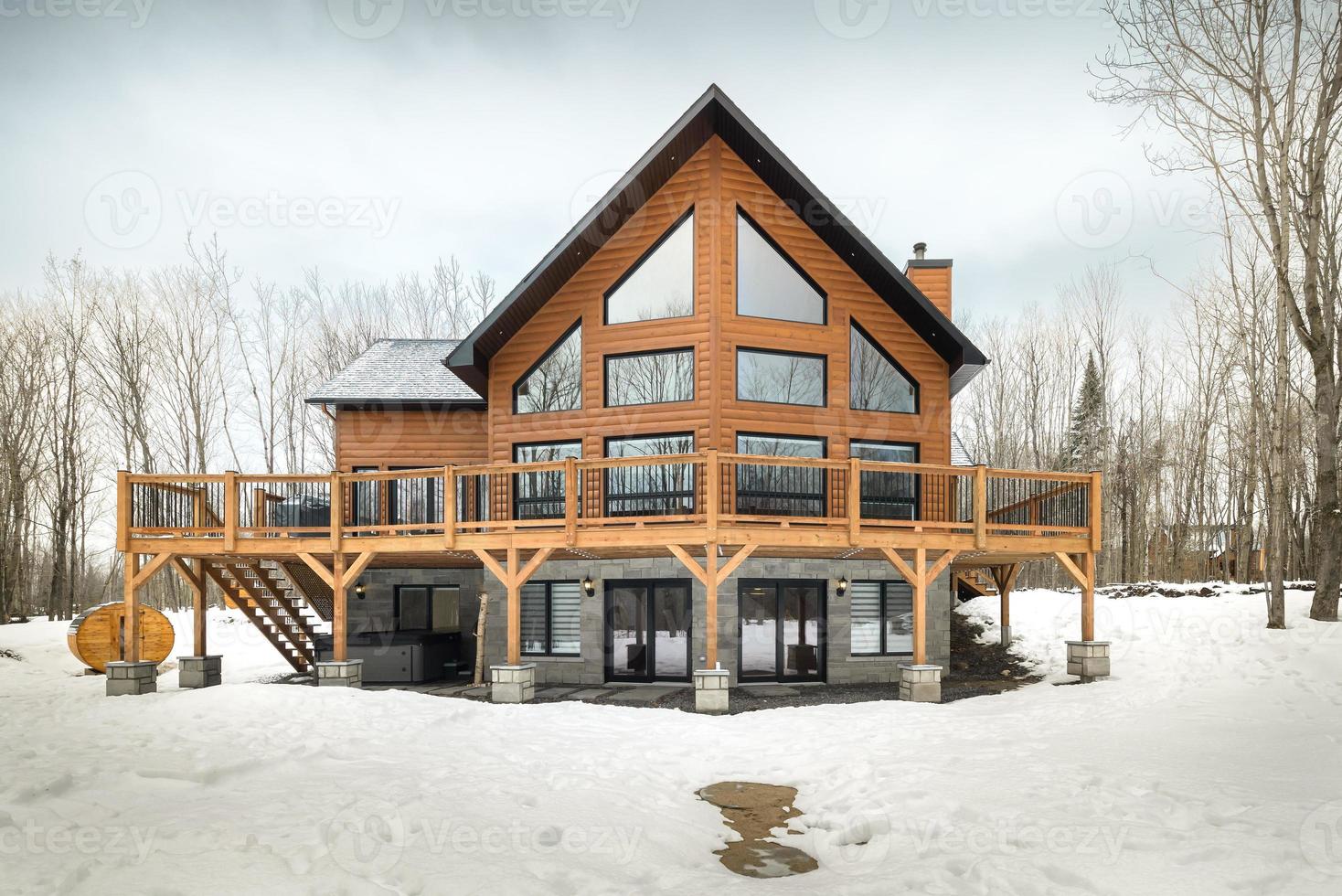 invierno cabañas en remoto zona quebec, Canadá, Iniciar sesión casa con sauna, spa, dormitorios, piscina, vivo habitación, mesanina, cocina y baños foto