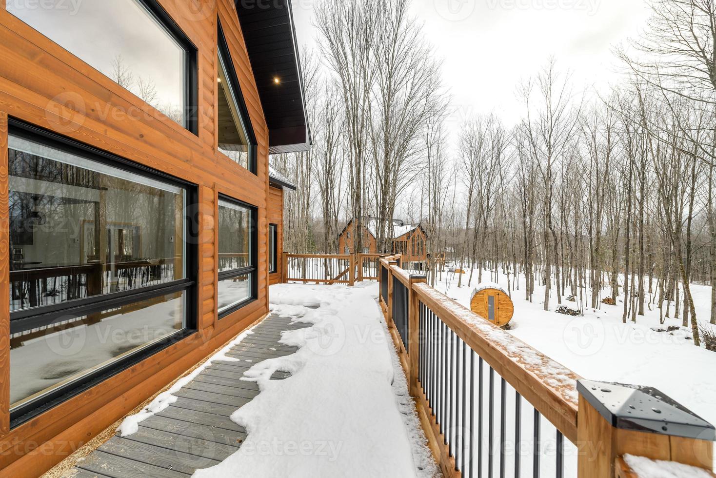 invierno cabañas en remoto zona quebec, Canadá, Iniciar sesión casa con sauna, spa, dormitorios, piscina, vivo habitación, mesanina, cocina y baños foto